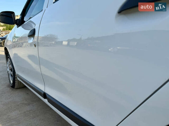 Белый Рено Логан МСВ, объемом двигателя 1.5 л и пробегом 222 тыс. км за 5799 $, фото 23 на Automoto.ua