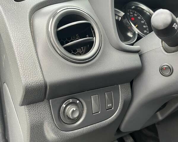 Рено Логан МСВ 2019 в Киеве на Automoto.ua Белый Рено Логан МСВ, объемом двигателя 1.5 л и пробегом 252 тыс. км за 8968 $, фото 15 на Automoto.ua