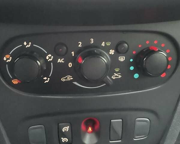 Бежевый Рено Логан МСВ, объемом двигателя 1.15 л и пробегом 155 тыс. км за 5900 $, фото 11 на Automoto.ua