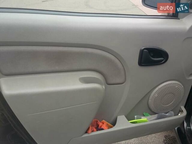 Черный Рено Логан МСВ, объемом двигателя 1.6 л и пробегом 176 тыс. км за 5200 $, фото 19 на Automoto.ua