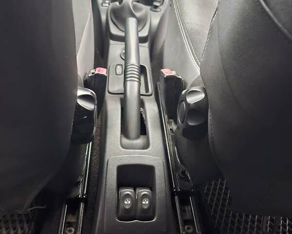 Червоний Рено Логан МСВ, об'ємом двигуна 1.6 л та пробігом 330 тис. км за 5500 $, фото 22 на Automoto.ua