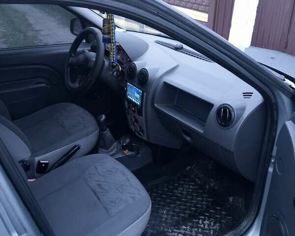 Серый Рено Логан МСВ, объемом двигателя 1.6 л и пробегом 195 тыс. км за 5800 $, фото 2 на Automoto.ua