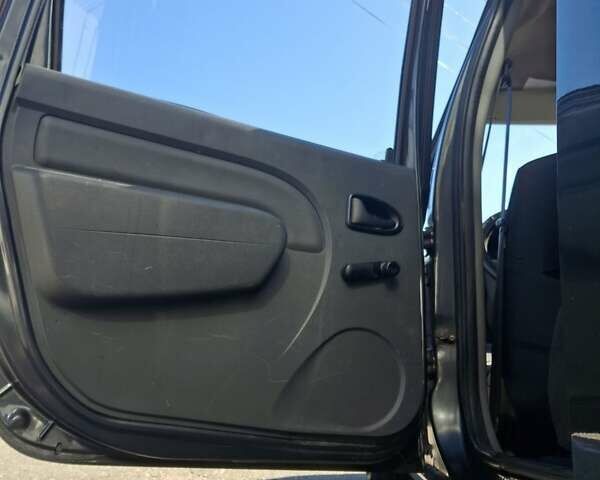 Серый Рено Логан МСВ, объемом двигателя 1.6 л и пробегом 216 тыс. км за 4700 $, фото 13 на Automoto.ua