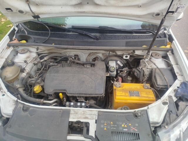 Белый Рено Логан, объемом двигателя 1.1 л и пробегом 280 тыс. км за 4000 $, фото 1 на Automoto.ua