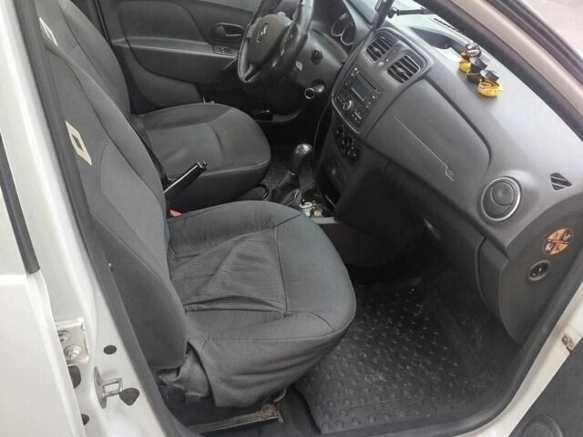 Белый Рено Логан, объемом двигателя 1.1 л и пробегом 280 тыс. км за 4000 $, фото 2 на Automoto.ua