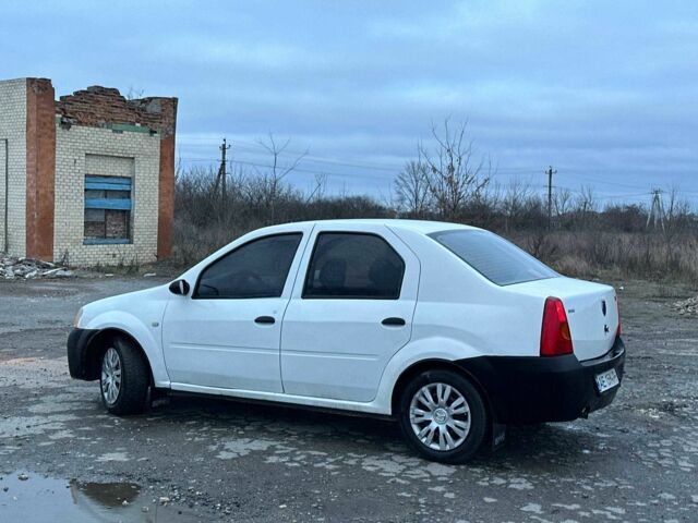 Білий Рено Логан, об'ємом двигуна 1.4 л та пробігом 300 тис. км за 1699 $, фото 2 на Automoto.ua