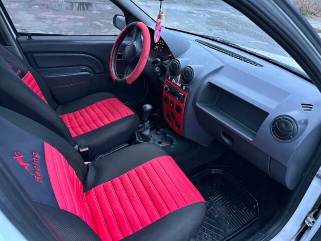 Білий Рено Логан, об'ємом двигуна 1.4 л та пробігом 300 тис. км за 1699 $, фото 13 на Automoto.ua