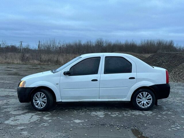 Білий Рено Логан, об'ємом двигуна 1.4 л та пробігом 300 тис. км за 1699 $, фото 1 на Automoto.ua