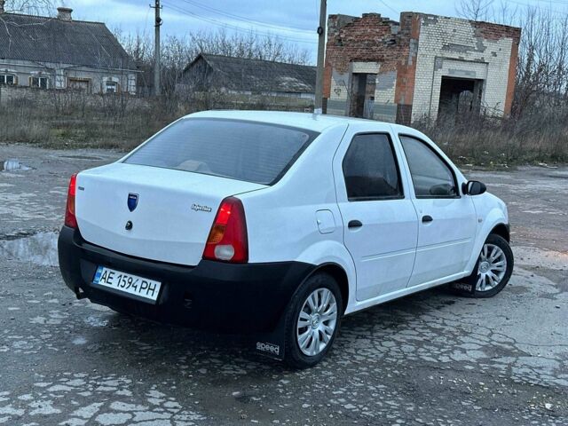 Білий Рено Логан, об'ємом двигуна 1.4 л та пробігом 300 тис. км за 1699 $, фото 5 на Automoto.ua