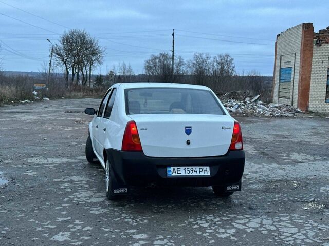 Білий Рено Логан, об'ємом двигуна 1.4 л та пробігом 300 тис. км за 1699 $, фото 3 на Automoto.ua