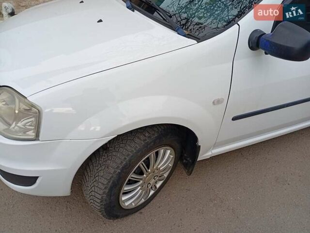 Белый Рено Логан, объемом двигателя 1.4 л и пробегом 300 тыс. км за 3500 $, фото 7 на Automoto.ua