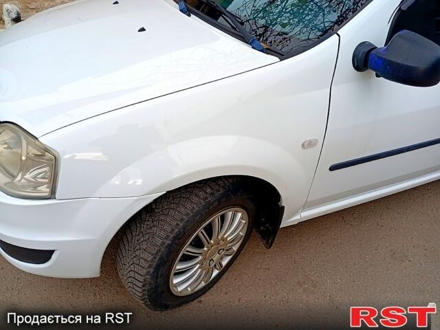 Белый Рено Логан, объемом двигателя 1.4 л и пробегом 300 тыс. км за 3500 $, фото 2 на Automoto.ua