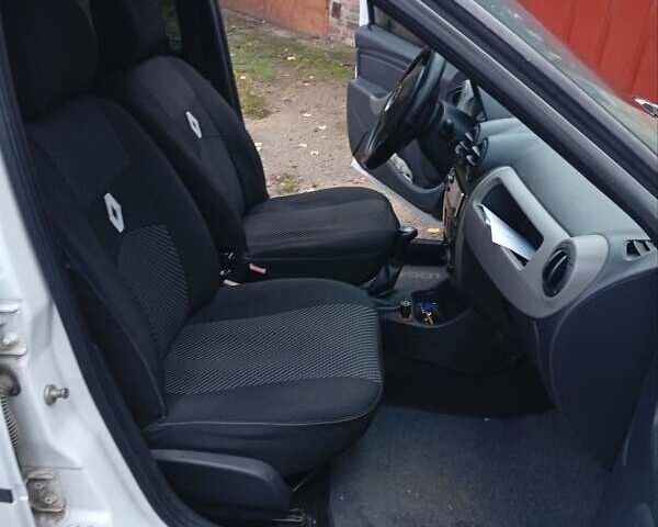 Белый Рено Логан, объемом двигателя 1.4 л и пробегом 300 тыс. км за 3500 $, фото 4 на Automoto.ua