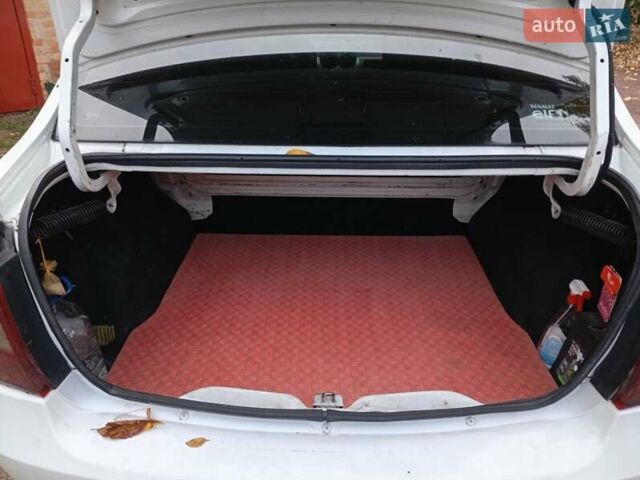 Белый Рено Логан, объемом двигателя 1.4 л и пробегом 300 тыс. км за 3500 $, фото 3 на Automoto.ua