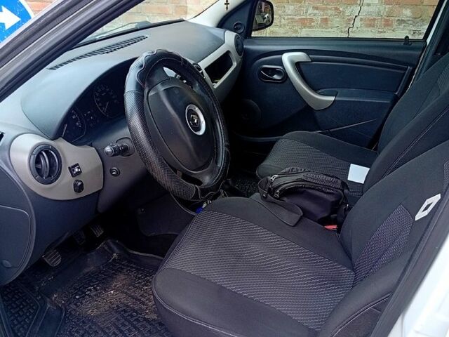 Белый Рено Логан, объемом двигателя 1.4 л и пробегом 300 тыс. км за 3500 $, фото 1 на Automoto.ua