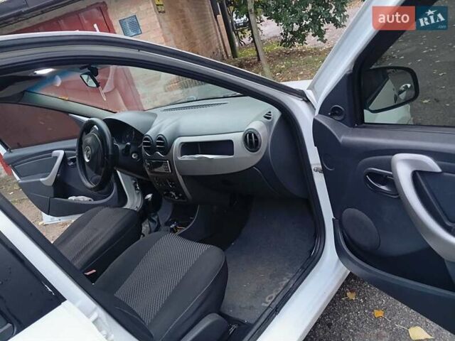 Белый Рено Логан, объемом двигателя 1.4 л и пробегом 300 тыс. км за 3500 $, фото 6 на Automoto.ua