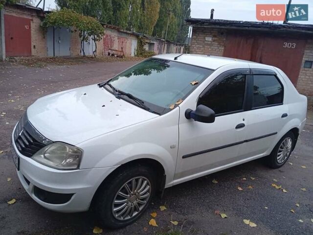 Белый Рено Логан, объемом двигателя 1.4 л и пробегом 300 тыс. км за 3500 $, фото 1 на Automoto.ua