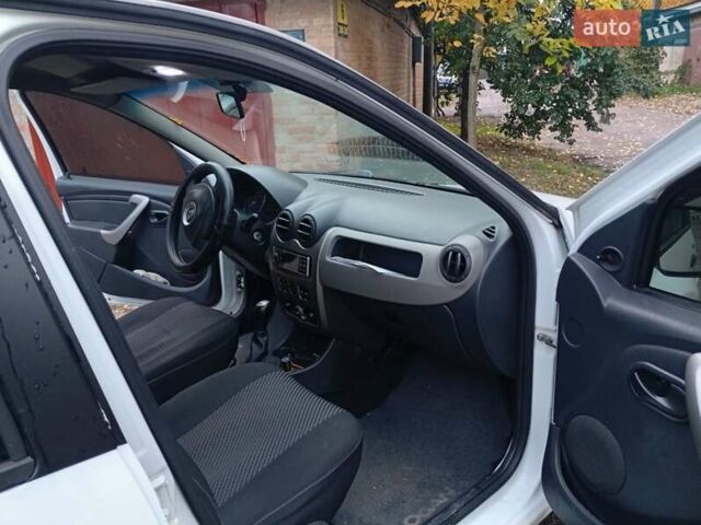 Белый Рено Логан, объемом двигателя 1.4 л и пробегом 300 тыс. км за 3500 $, фото 5 на Automoto.ua