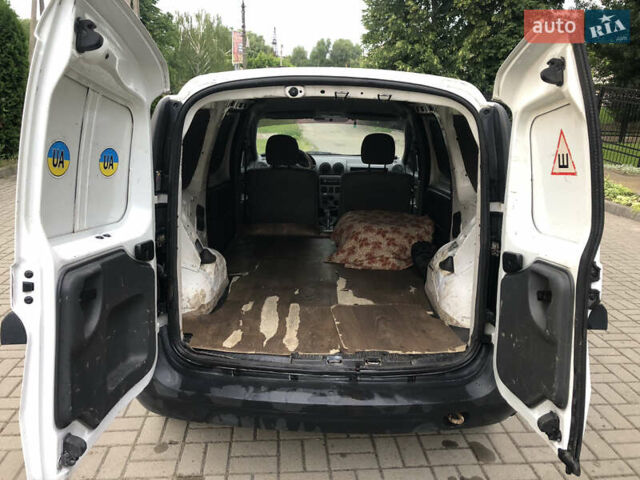 Білий Рено Логан, об'ємом двигуна 1.6 л та пробігом 270 тис. км за 3500 $, фото 10 на Automoto.ua