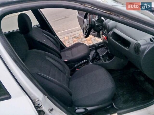 Белый Рено Логан, объемом двигателя 1.39 л и пробегом 170 тыс. км за 1999 $, фото 15 на Automoto.ua