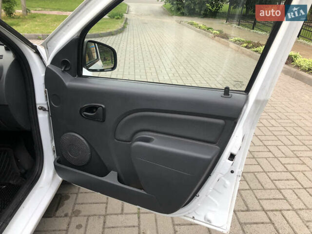 Білий Рено Логан, об'ємом двигуна 1.6 л та пробігом 270 тис. км за 3500 $, фото 7 на Automoto.ua