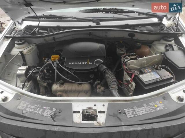 Білий Рено Логан, об'ємом двигуна 1.39 л та пробігом 241 тис. км за 2650 $, фото 8 на Automoto.ua