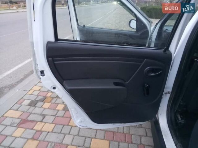 Белый Рено Логан, объемом двигателя 1.39 л и пробегом 170 тыс. км за 1999 $, фото 22 на Automoto.ua