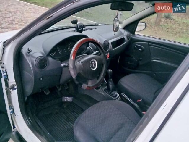 Белый Рено Логан, объемом двигателя 1.39 л и пробегом 170 тыс. км за 1999 $, фото 17 на Automoto.ua