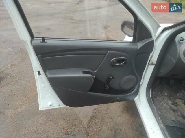 Білий Рено Логан, об'ємом двигуна 1.39 л та пробігом 241 тис. км за 2650 $, фото 6 на Automoto.ua