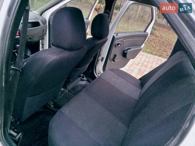 Белый Рено Логан, объемом двигателя 1.39 л и пробегом 170 тыс. км за 1999 $, фото 23 на Automoto.ua