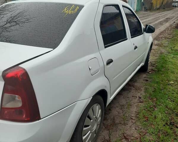 Белый Рено Логан, объемом двигателя 1.39 л и пробегом 276 тыс. км за 2950 $, фото 3 на Automoto.ua