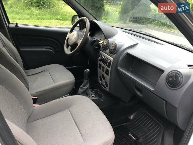 Білий Рено Логан, об'ємом двигуна 1.6 л та пробігом 270 тис. км за 3500 $, фото 6 на Automoto.ua