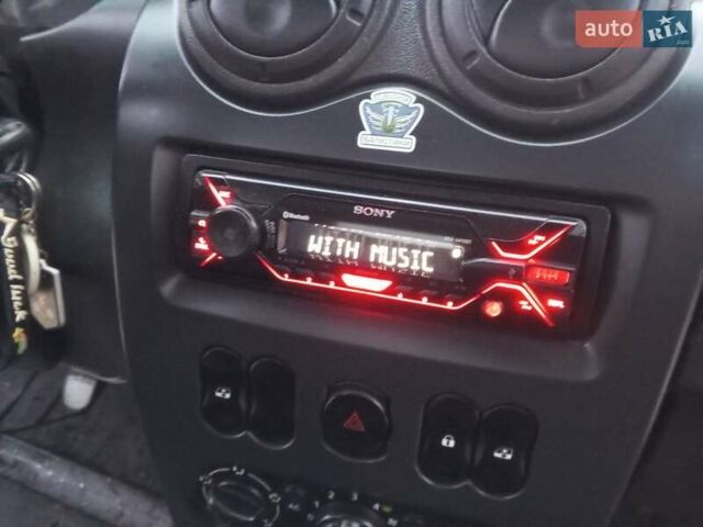 Белый Рено Логан, объемом двигателя 1.39 л и пробегом 170 тыс. км за 1999 $, фото 19 на Automoto.ua