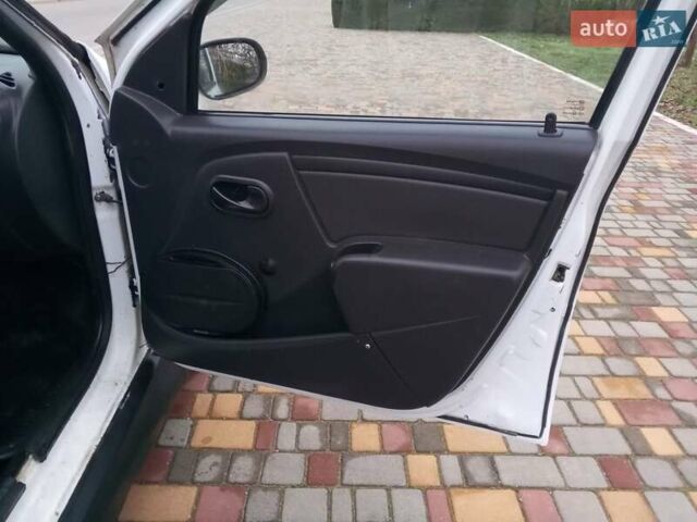 Белый Рено Логан, объемом двигателя 1.39 л и пробегом 170 тыс. км за 1999 $, фото 20 на Automoto.ua