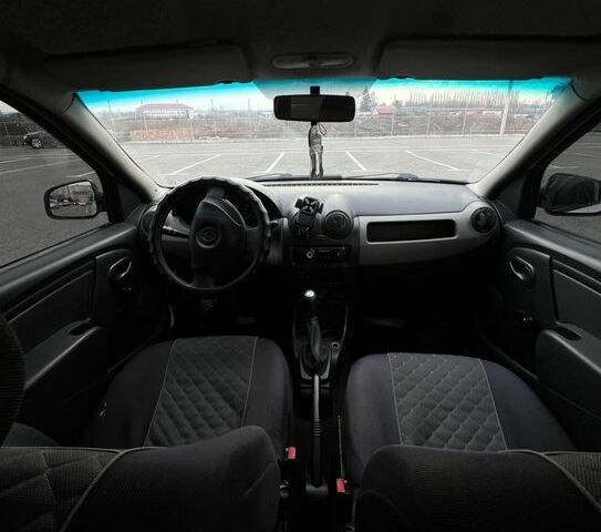 Белый Рено Логан, объемом двигателя 1.39 л и пробегом 260 тыс. км за 3800 $, фото 9 на Automoto.ua