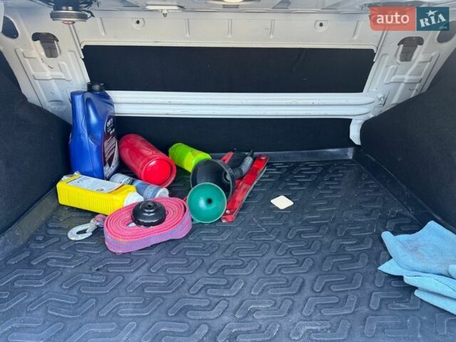 Белый Рено Логан, объемом двигателя 1.6 л и пробегом 81 тыс. км за 6150 $, фото 50 на Automoto.ua