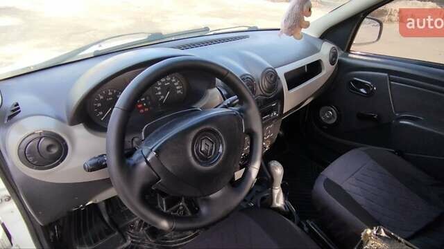 Білий Рено Логан, об'ємом двигуна 1.39 л та пробігом 670 тис. км за 1750 $, фото 11 на Automoto.ua