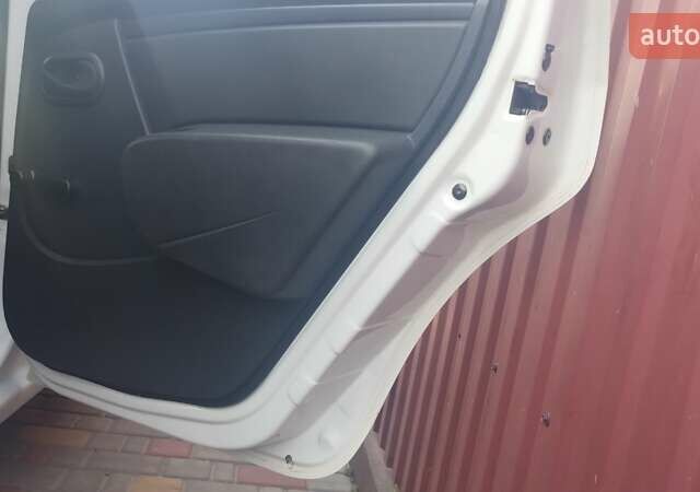 Белый Рено Логан, объемом двигателя 1.4 л и пробегом 333 тыс. км за 3900 $, фото 5 на Automoto.ua