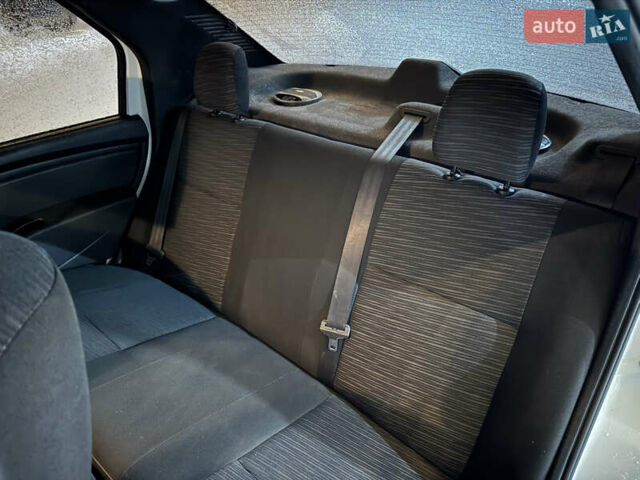 Білий Рено Логан, об'ємом двигуна 1.6 л та пробігом 199 тис. км за 3900 $, фото 24 на Automoto.ua