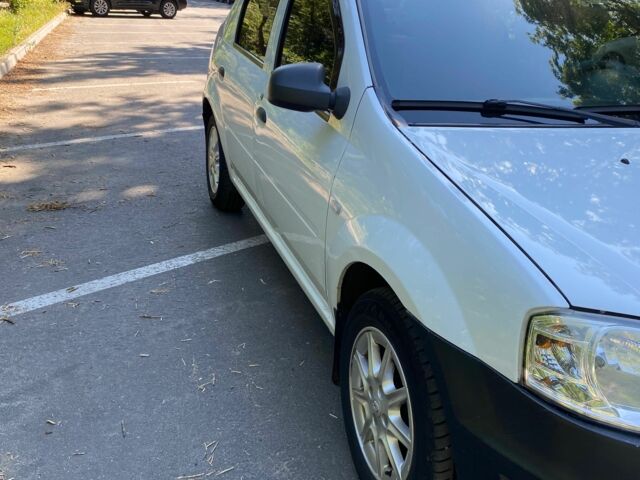 Білий Рено Логан, об'ємом двигуна 1.4 л та пробігом 217 тис. км за 3900 $, фото 1 на Automoto.ua