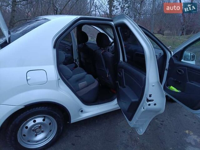 Белый Рено Логан, объемом двигателя 1.4 л и пробегом 118 тыс. км за 4500 $, фото 3 на Automoto.ua