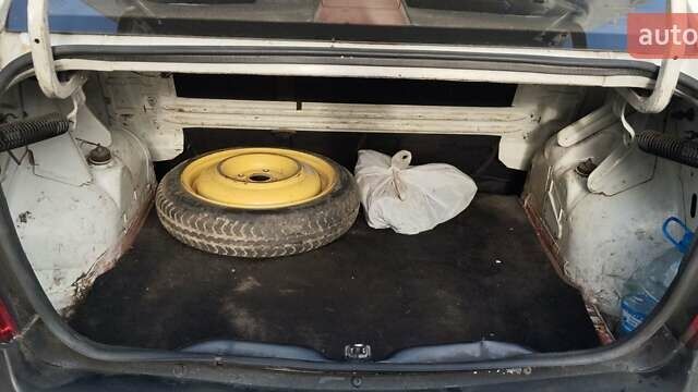 Білий Рено Логан, об'ємом двигуна 1.39 л та пробігом 670 тис. км за 1750 $, фото 14 на Automoto.ua