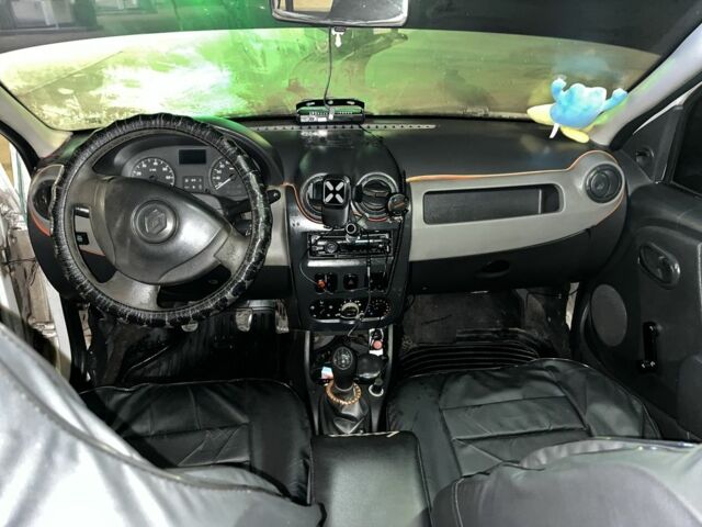 Белый Рено Логан, объемом двигателя 1.4 л и пробегом 2 тыс. км за 3500 $, фото 6 на Automoto.ua