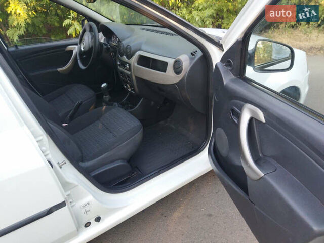 Рено Логан 2011 в Одессе на Automoto.ua Белый Рено Логан, объемом двигателя 0 л и пробегом 220 тыс. км за 3700 $, фото 3 на Automoto.ua