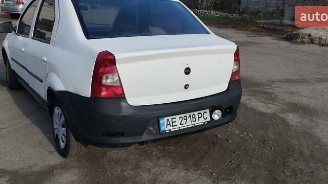 Білий Рено Логан, об'ємом двигуна 1.39 л та пробігом 670 тис. км за 1750 $, фото 5 на Automoto.ua