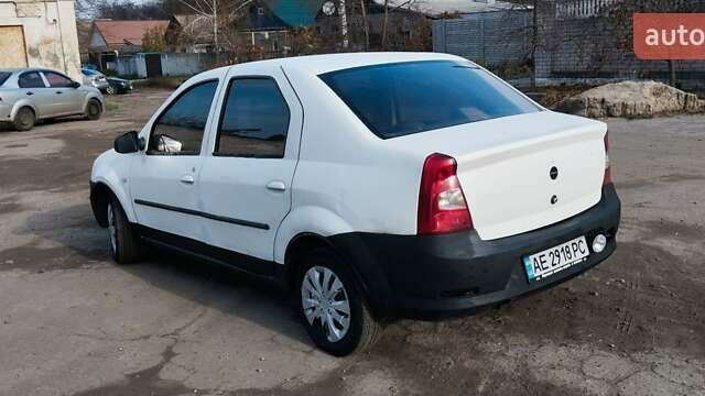 Білий Рено Логан, об'ємом двигуна 1.39 л та пробігом 670 тис. км за 1750 $, фото 2 на Automoto.ua