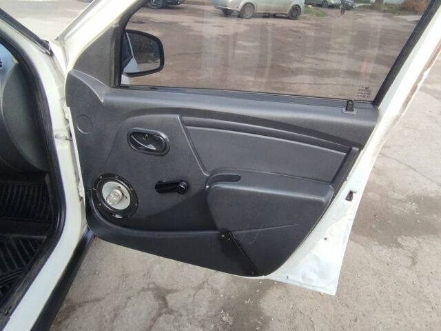 Белый Рено Логан, объемом двигателя 1.4 л и пробегом 670 тыс. км за 1750 $, фото 8 на Automoto.ua