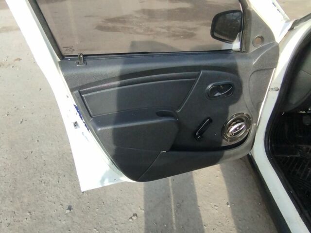 Белый Рено Логан, объемом двигателя 1.4 л и пробегом 670 тыс. км за 1750 $, фото 11 на Automoto.ua