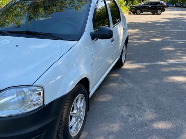 Білий Рено Логан, об'ємом двигуна 1.4 л та пробігом 217 тис. км за 3900 $, фото 2 на Automoto.ua