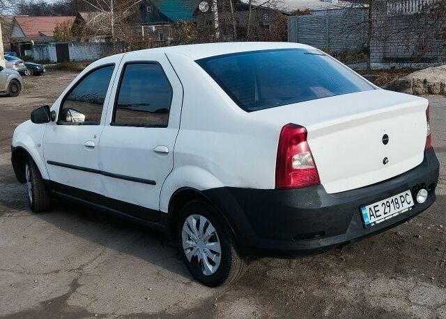 Белый Рено Логан, объемом двигателя 1.4 л и пробегом 670 тыс. км за 1750 $, фото 3 на Automoto.ua